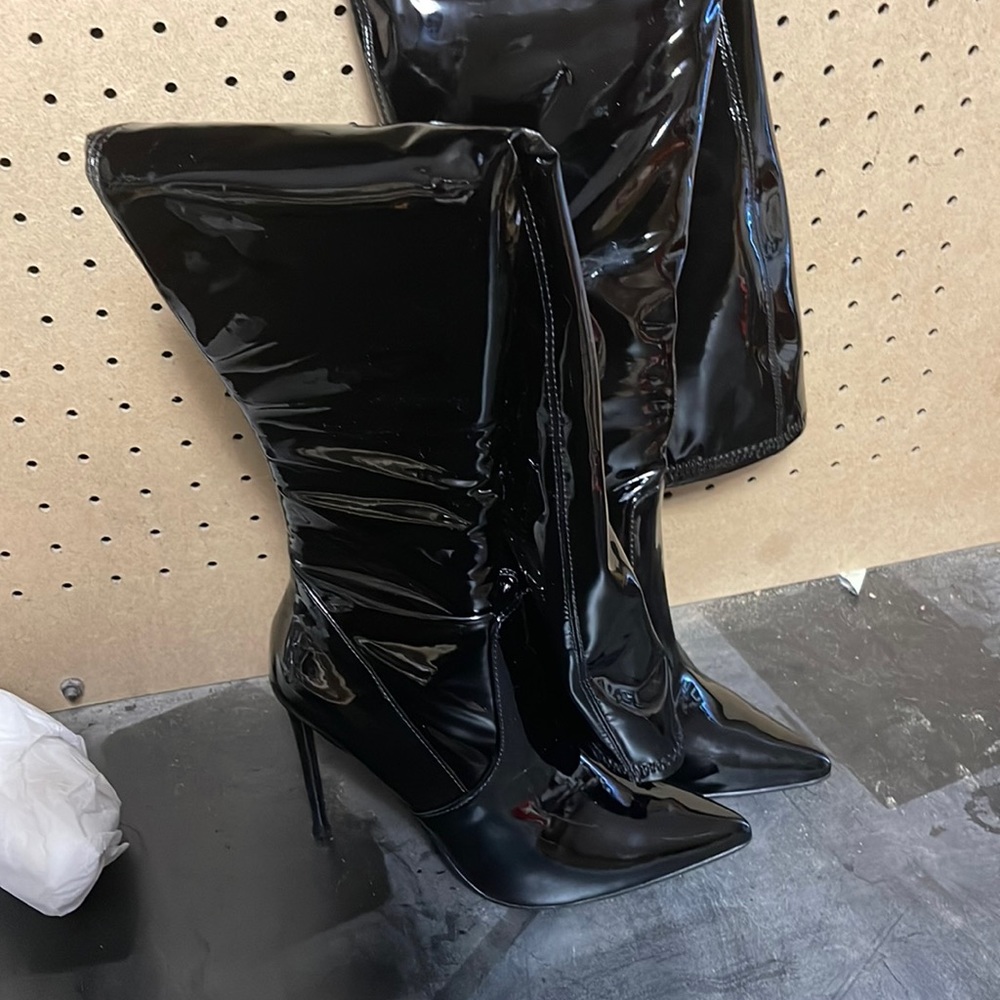 Steve Madden thigh boot brand new size 6.5m black in color